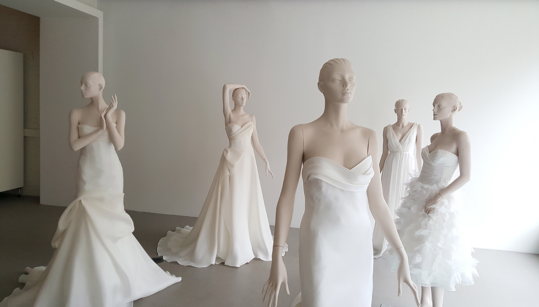 showroom with mannequins 01